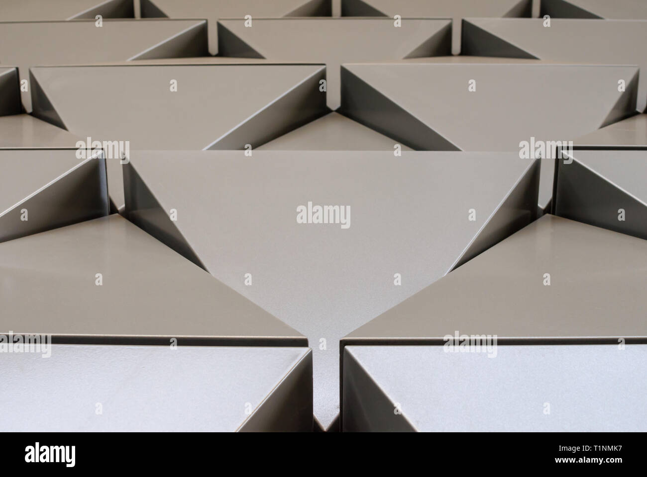 Futuristische Wand relief metallische Dreiecke. 3d-geometrischen Hintergrund. Low Angle View Stockfoto