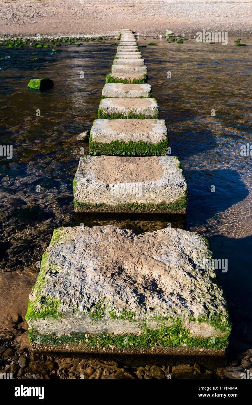 Three Cliffs Bay Stepping Stones Die Trittsteine, die Zugriff über den Fluss auf die geteilten Strände an Three Cliffs Bay auf der Gower peninsul ermöglichen Stockfoto