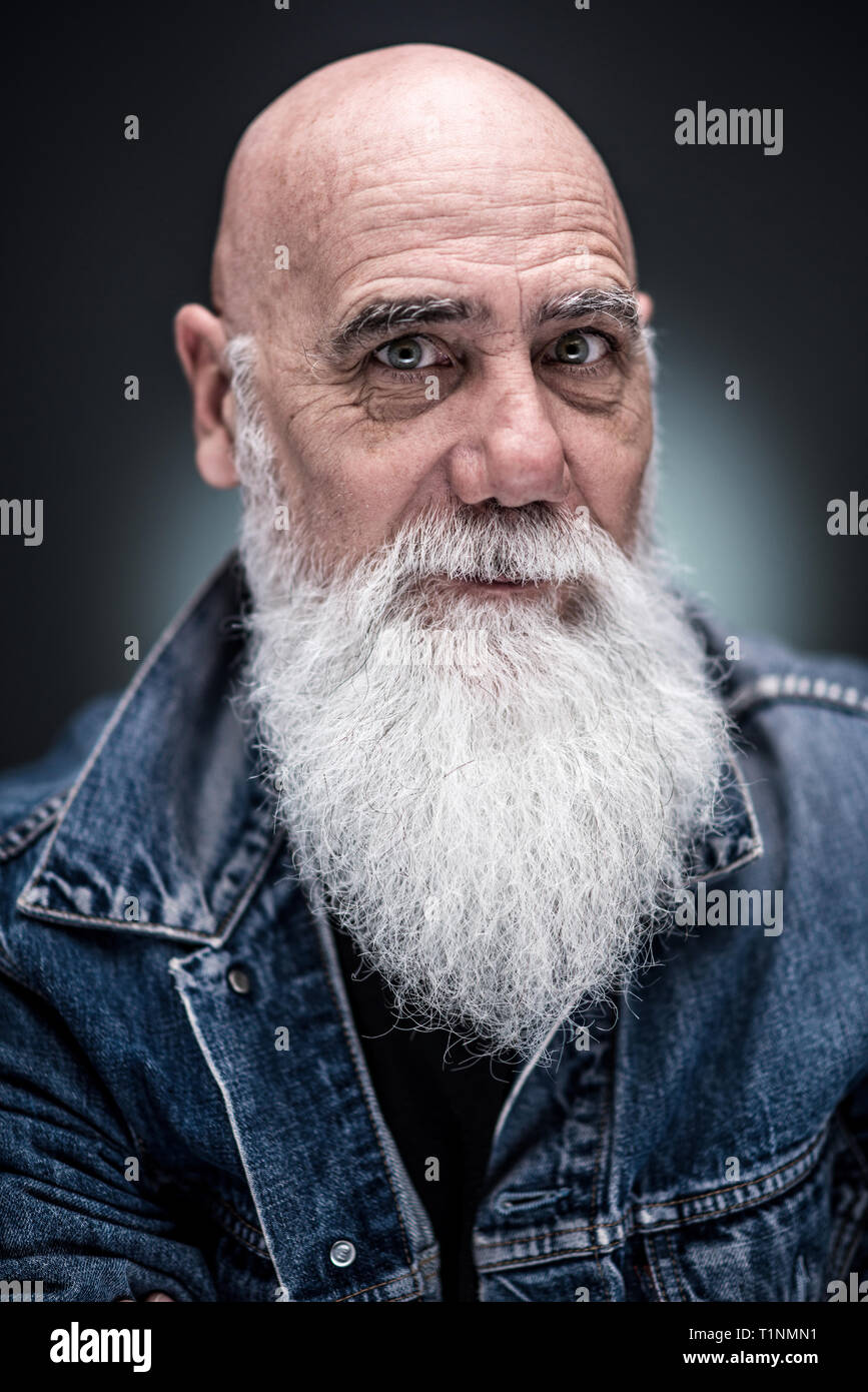 Studio Portrait eines älteren Hipster mit einem langen, weißen Bart Stockfoto