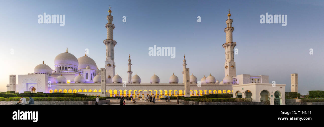 UAE/ABUDHABI 15 DEZ 2018 - Schöne panamoramica Fotografie der Großen Moschee mit Sonnenuntergang. Abu Dhabi. UAE. Stockfoto
