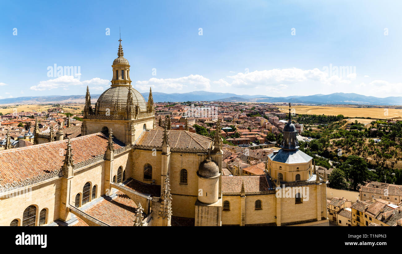 Segovia, Spanien: Panorama 16:9 Blick auf die Kuppel der Kathedrale und Altstadt von Segovia von der Oberseite der Glockenturm im Sommer. Die Peaks Stockfoto