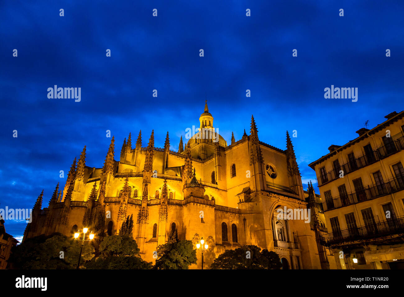 Segovia, Spanien: Segovia Kathedrale in einer Sommernacht von Plaza Mayor gesehen. Es war die letzte gotische Kathedrale in Spanien gebaut, während der 16. Stockfoto