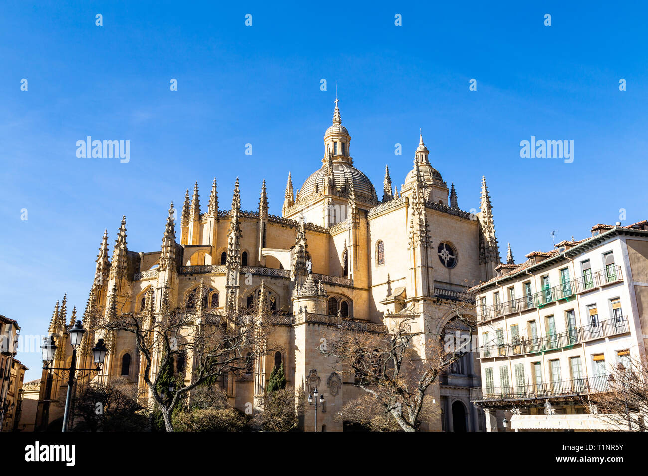 Segovia, Spanien: Segovia Kathedrale in einem wintertag von Plaza Mayor gesehen. Es war die letzte gotische Kathedrale in Spanien gebaut, während des sechzehnten c Stockfoto
