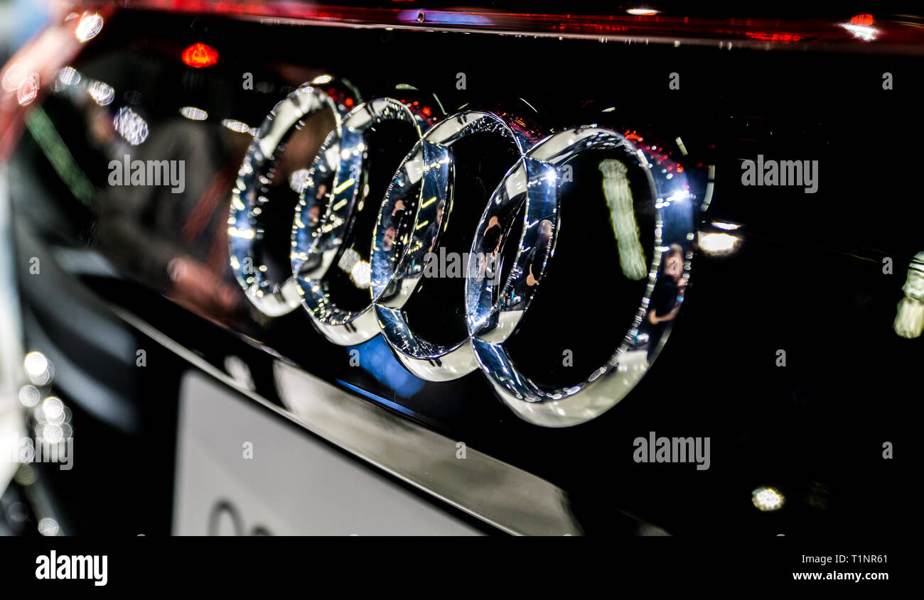 Salzburg, Österreich - 23. März, 2019: Der berühmte Audi Logo auf der Rückseite eines schwarzen Auto Stockfoto
