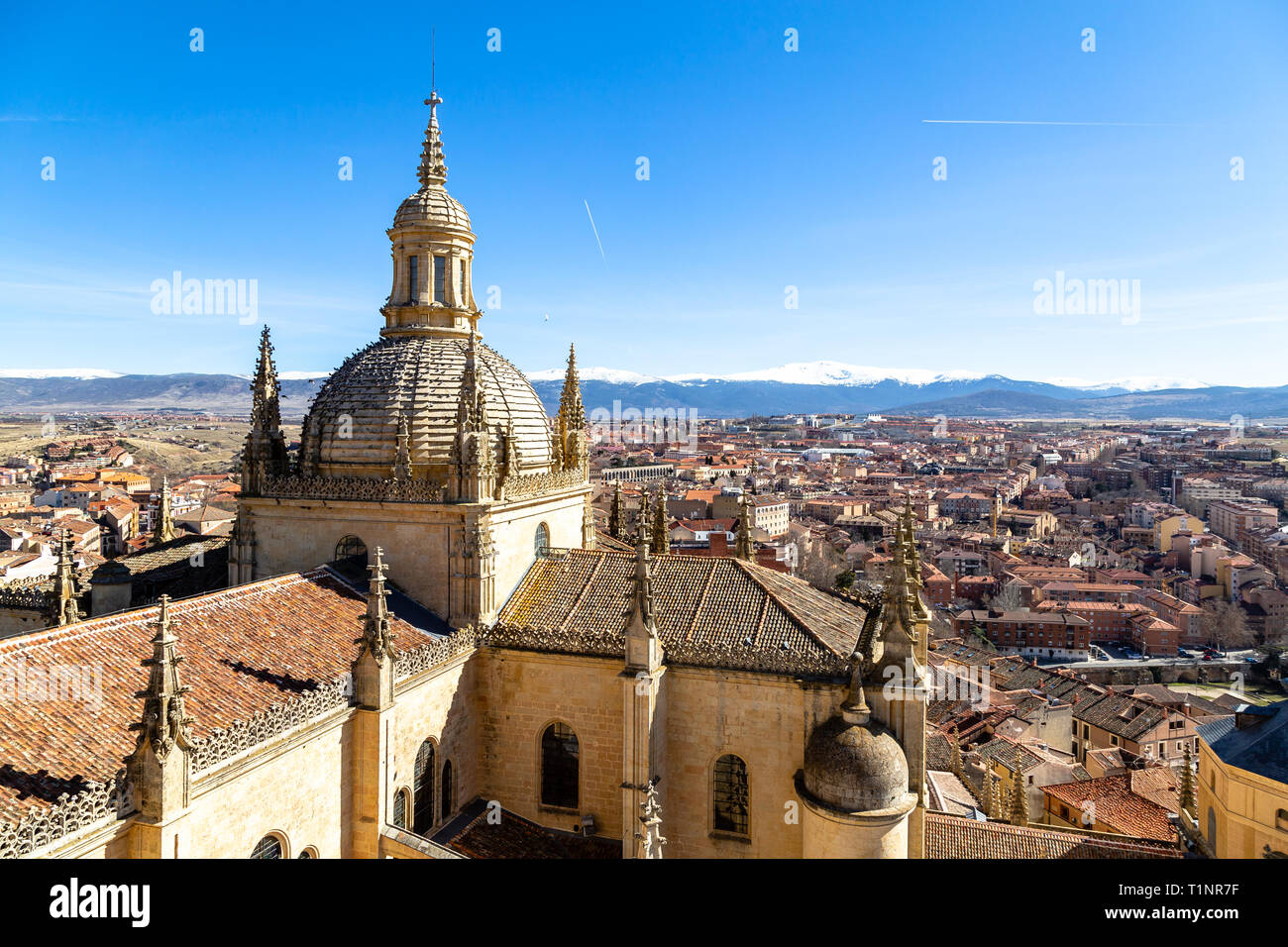 Segovia, Spanien: Blick von der Kuppel der Kathedrale und Altstadt von Segovia von der Oberseite der Glockenturm im Winter. Die schneebedeckten Gipfel des Stockfoto