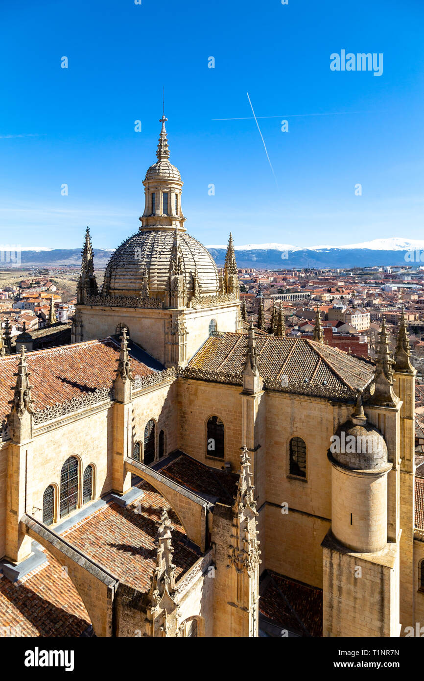 Segovia, Spanien: Blick von der Kuppel der Kathedrale und Altstadt von Segovia von der Oberseite der Glockenturm im Winter. Die schneebedeckten Gipfel des Stockfoto