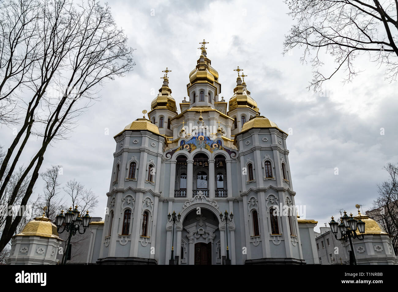 Charkiw, Ukraine: Mironositskaya Kirche, auch als Myrrh-Bearers Tempel bekannt, ist im Garten Peremohy Platz vor der Staatlichen Akademischen Oper Stockfoto
