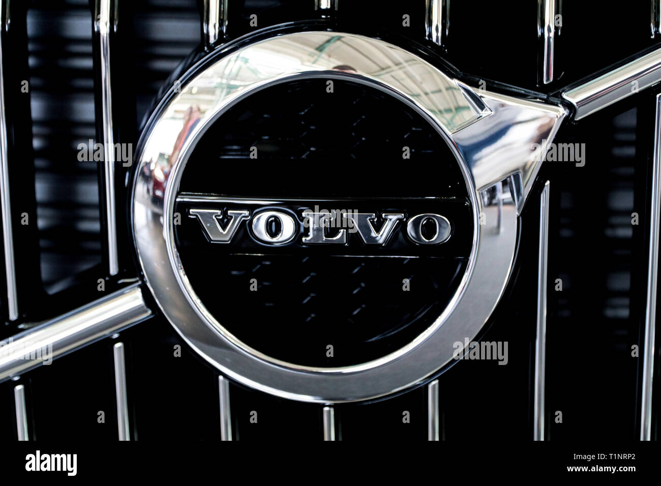 Salzburg, Österreich - 23. März 2019: Volvo Logo auf dem Grill der XC60 bei der Auto Expo Stockfoto
