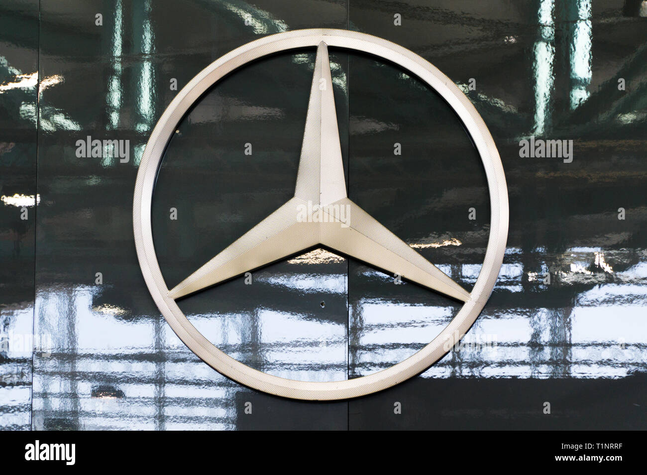 Salzburg, Österreich - 23. März 2019: Der Mercedes Zeichen auf der Mauer am Auto zeigen Stockfoto