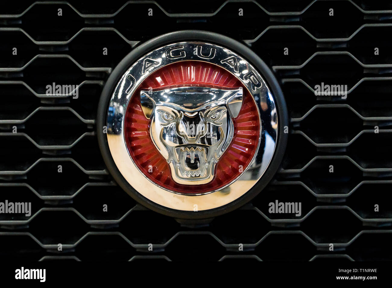 Salzburg, Österreich - 23. März 2019: Der Jaguar Emblem auf dem Grill der neue XF Modell Stockfoto
