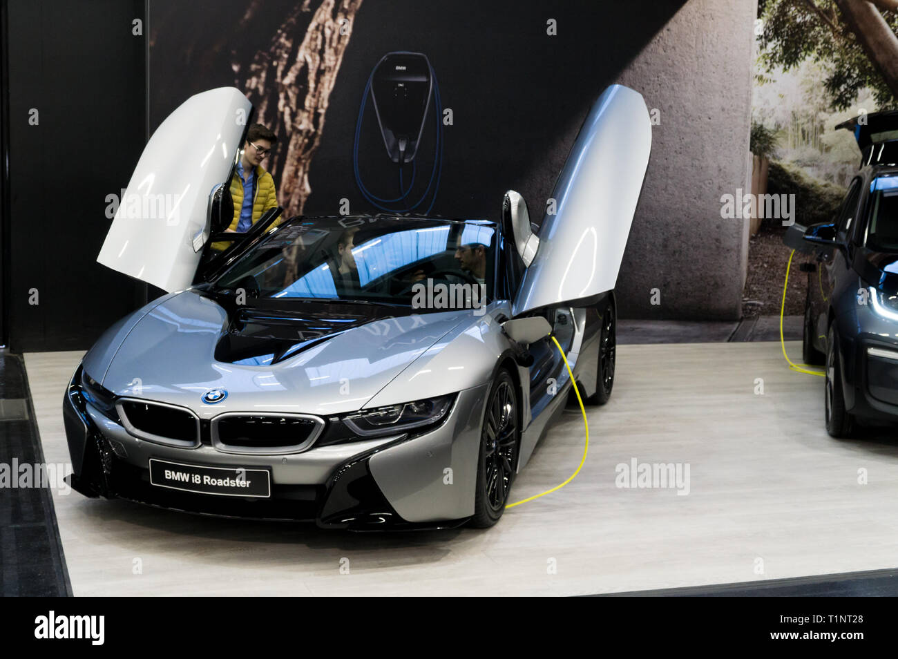 Salzburg, Österreich - 23. März 2019: Der hybrid BMW i8 mit seinen Türen öffnen Stockfoto
