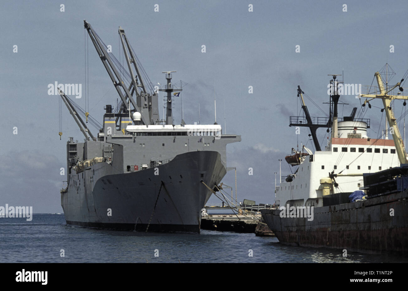 29th. Oktober 1993 das riesige Frachtschiff der US-Marine Administration, USNS Denebola, liegt im Hafen von Mogadischu in Somalia. Es ist im Prozess der Entladung von Lastwagen, Tanks, verschiedene andere Fahrzeuge und Truppen. Stockfoto