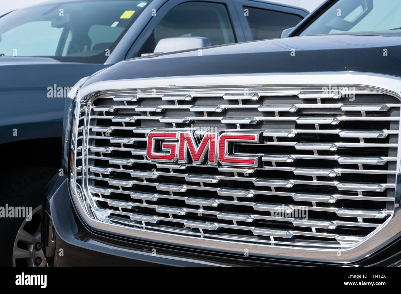STILLWATER, MN/USA, 24. MÄRZ 2019: GMC Automobil Lkw Kühlergrill und Logo. Stockfoto