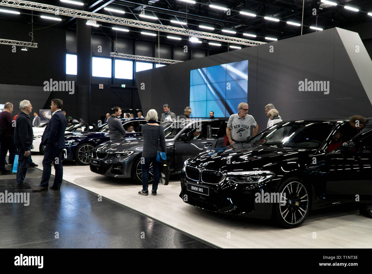 Salzburg, Österreich - 23. März 2019: Leute um die BMW Messestand auf der Auto Expo hängen Stockfoto