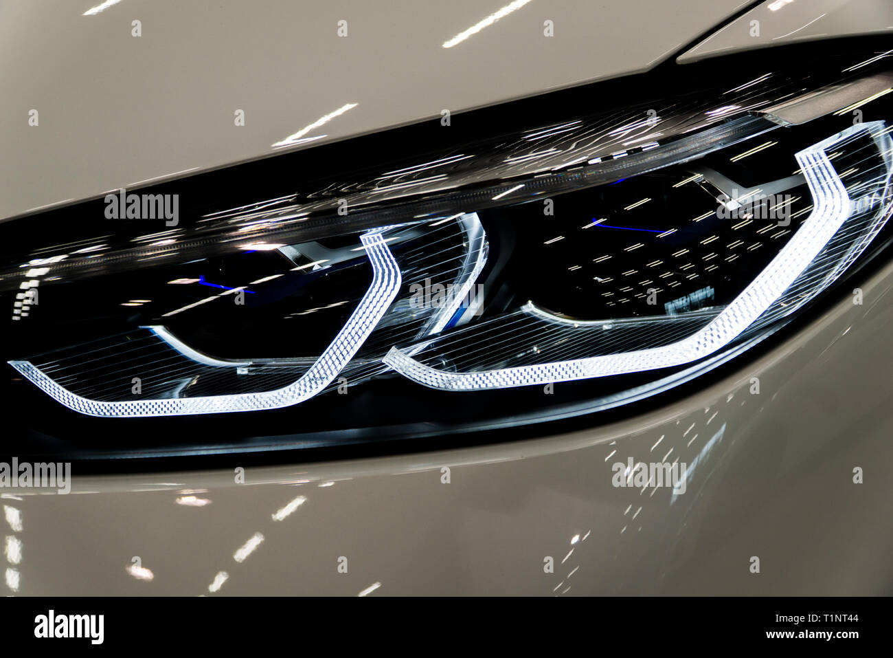 Salzburg, Österreich - 23. März 2019: Laser Scheinwerfer auf einen neuen  BMW Modell Stockfotografie - Alamy