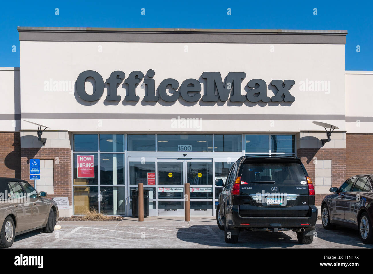 STILLWATER, MN/USA, 23. MÄRZ 2019: OfficeMax Store Eingang und Logo. OfficeMax ist ein Bürobedarf Einzelhandel und eine Tochtergesellschaft der Stockfoto