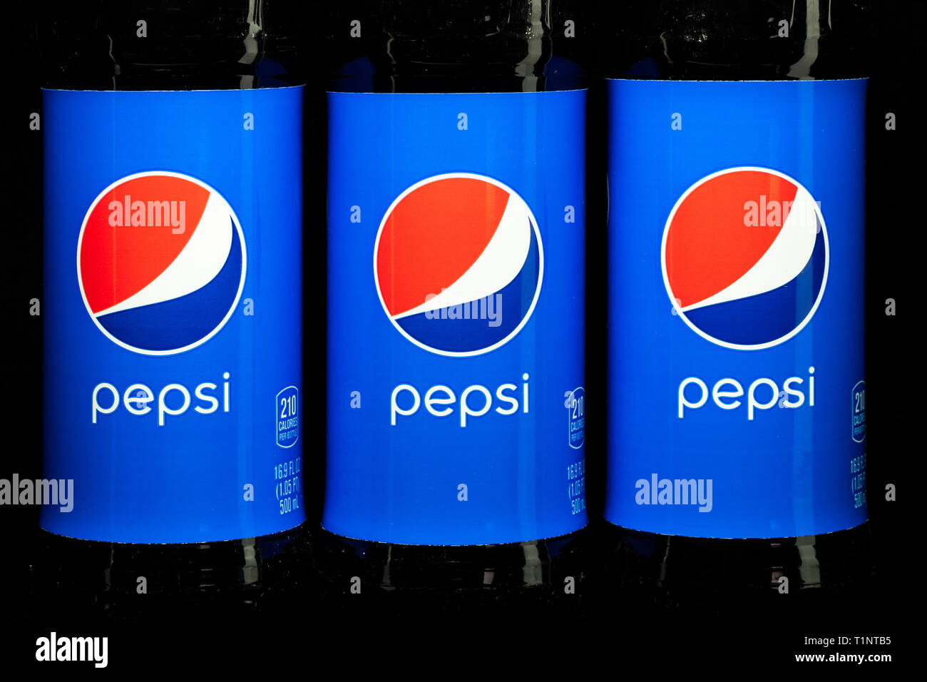 ST. PAUL, MN/USA - März 6, 2019: Pepsi Cola Soda in Gruppierung von drei. Pepsi ist ein kohlensäurehaltiges Erfrischungsgetränk durch PepsiCo hergestellt. Stockfoto