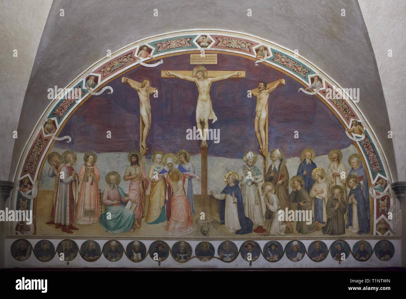 Fresco' Kreuzigung mit Heiligen von der italienischen Frührenaissance Maler Fra Angelico (1441-1442) in der San Marco Kloster (Convento di San Marco), nun das San Marco Museum (Museo Nazionale di San Marco) in Florenz, Toskana, Italien. Stockfoto