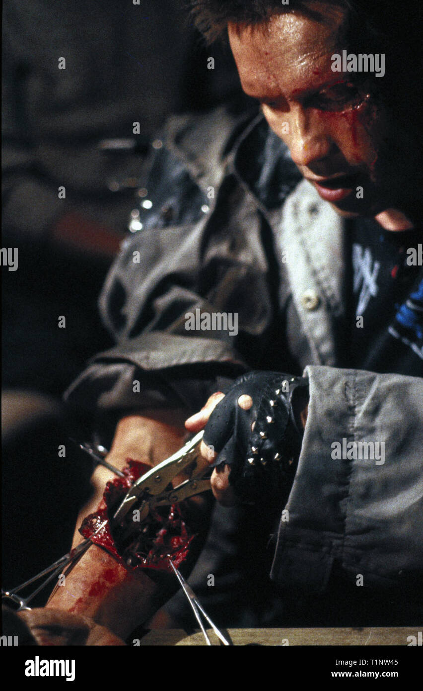 Der Terminator ist eine 1984 American Science Fiction Film unter der Regie von James Cameron. Es Sterne Arnold Schwarzenegger als Terminator, ein Cyborg assassin zurück in der Zeit von 2029 bis 1984 geschickt Sarah Connor (Linda Hamilton), dessen Sohn wird eines Tages ein Retter gegen Maschinen in einer post-apokalyptischen Zukunft zu töten. Dieses Foto ist nur für den redaktionellen Gebrauch bestimmt und unterliegen dem Copyright der Film Company und/oder der Fotograf durch den Film oder die Produktion Firma zugewiesen und kann nur reproduziert durch Veröffentlichungen im Zusammenhang mit der Förderung der oben genannten Film. Eine obligatorische Gutschrift auf dem Film Unternehmen i Stockfoto