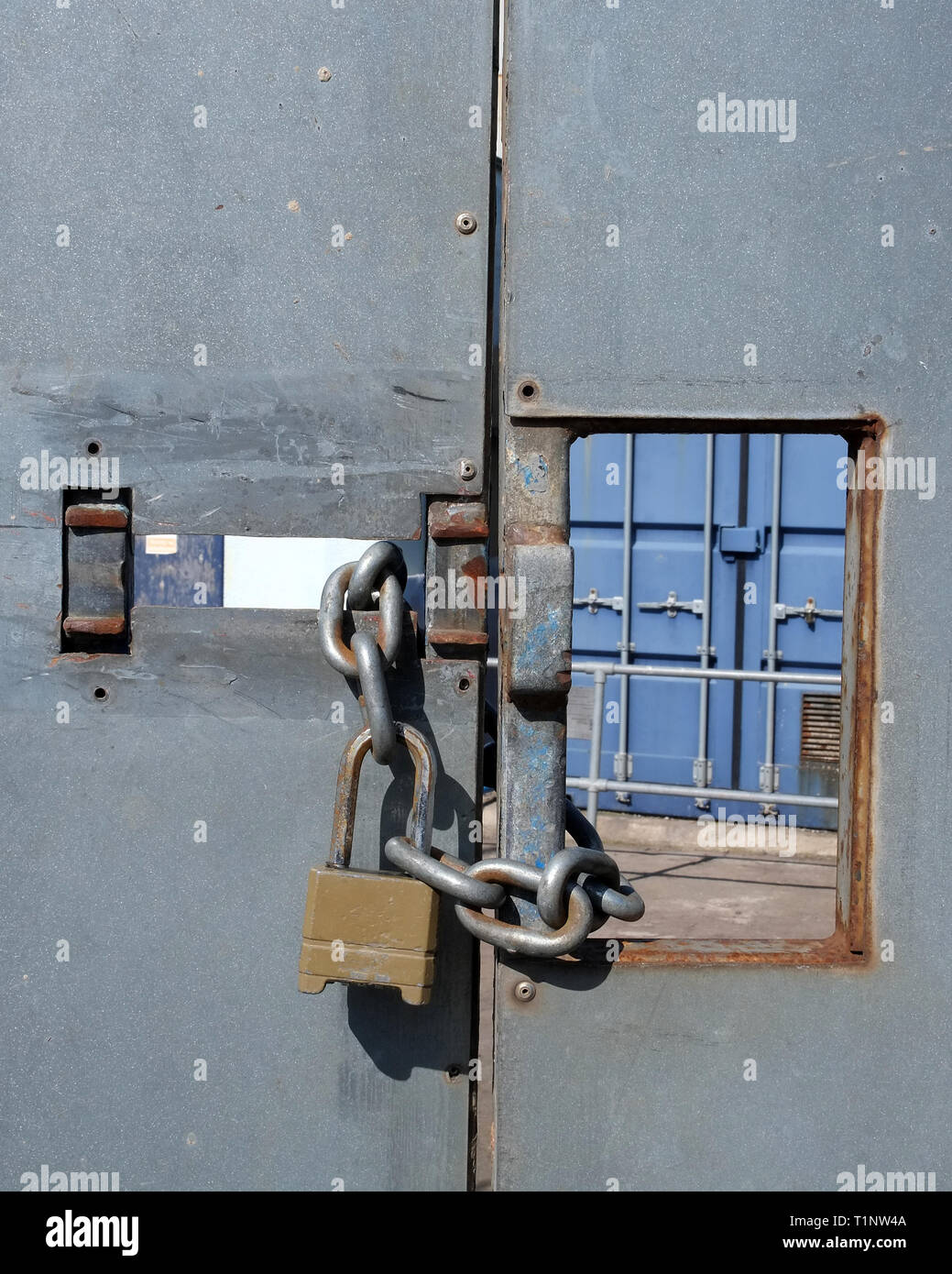 März 2019 - Secure Gate mit Messing Vorhängeschloss Stockfoto