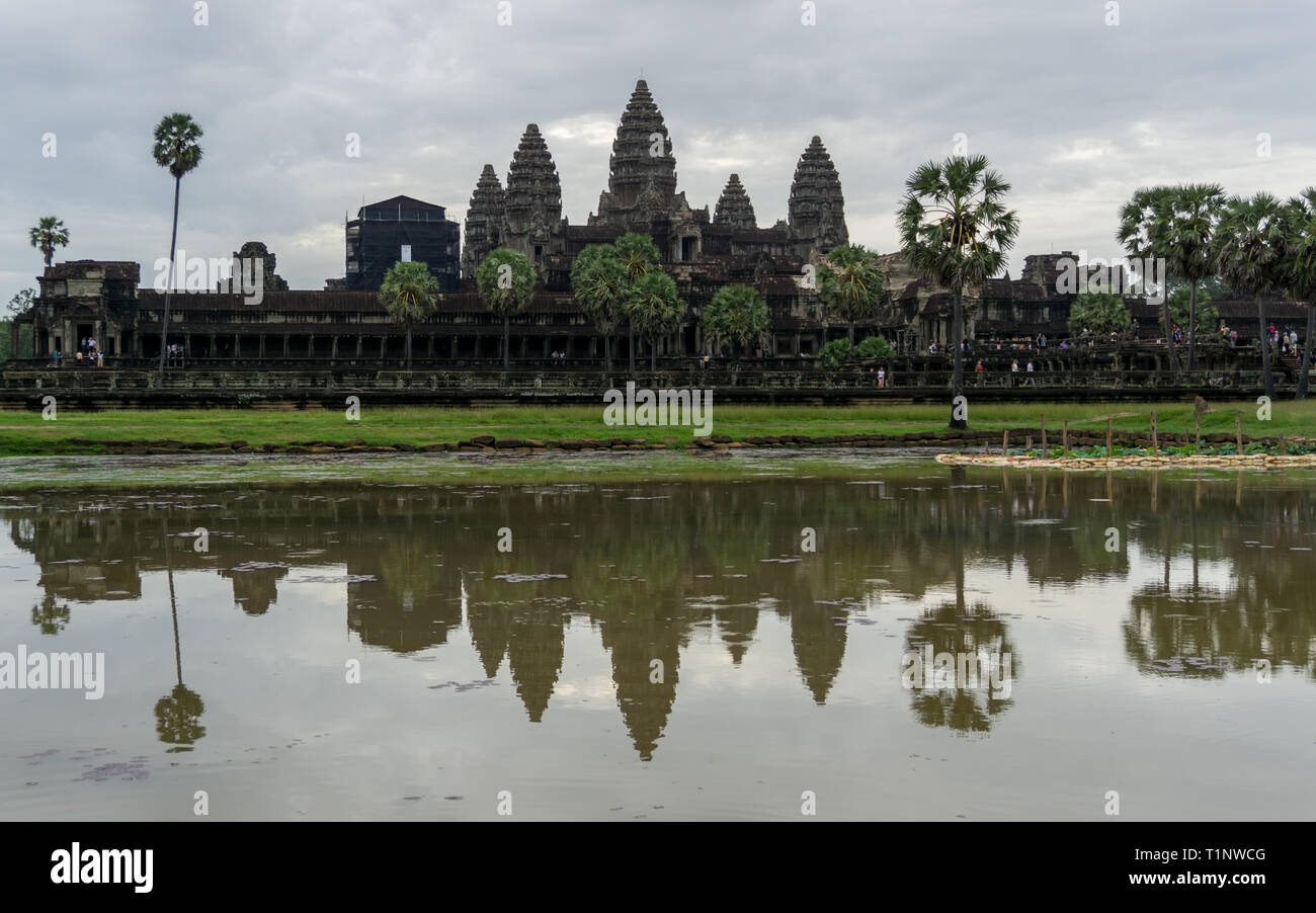 Touristen außerhalb des Angkor Wat an einem bewölkten Morgen Stockfoto