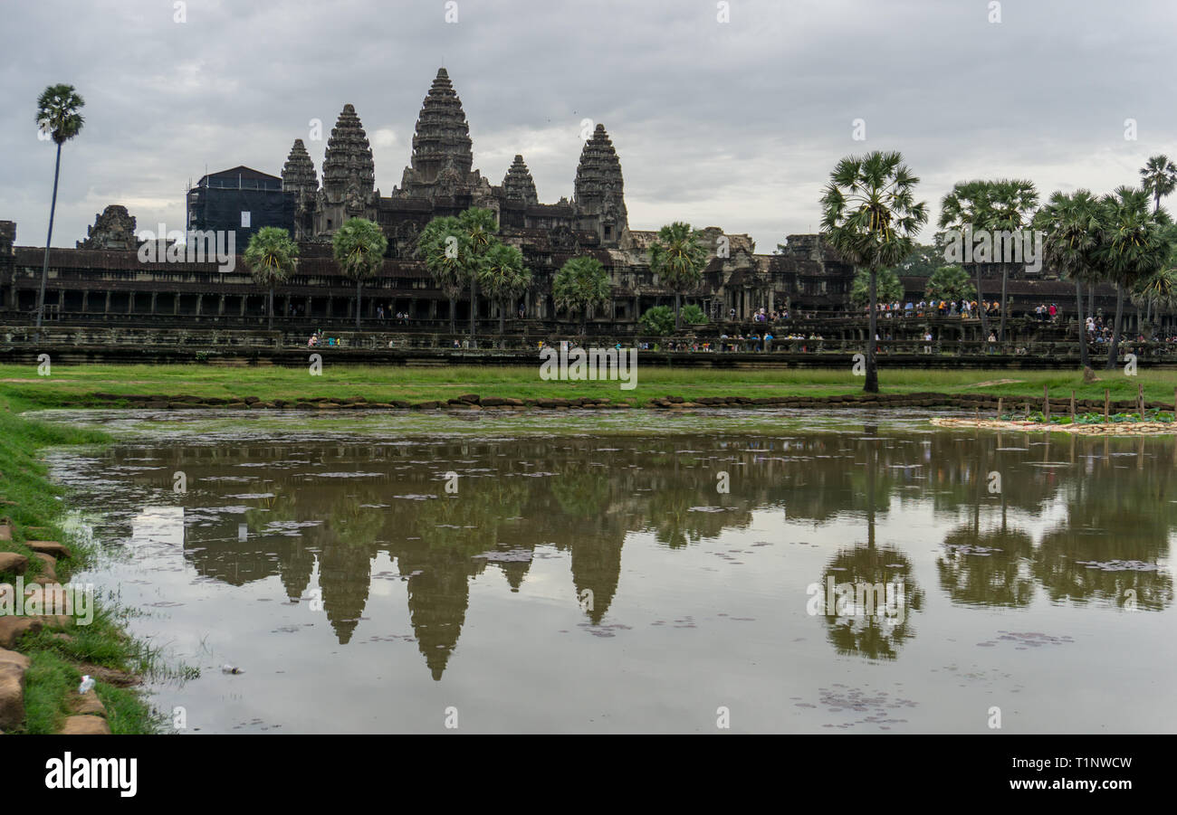 Die weltberühmten Tempel Angkor Wat in den frühen Morgen an einem düsteren Tag Stockfoto