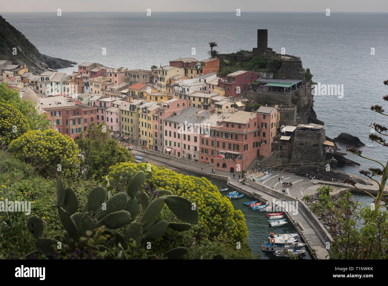 Schönen blick auf Vernazza. Ist einer von fünf berühmten bunten Dörfer der Cinque Terre Nationalpark in Italien, zwischen Meer und Land auf schiere cl ausgesetzt Stockfoto