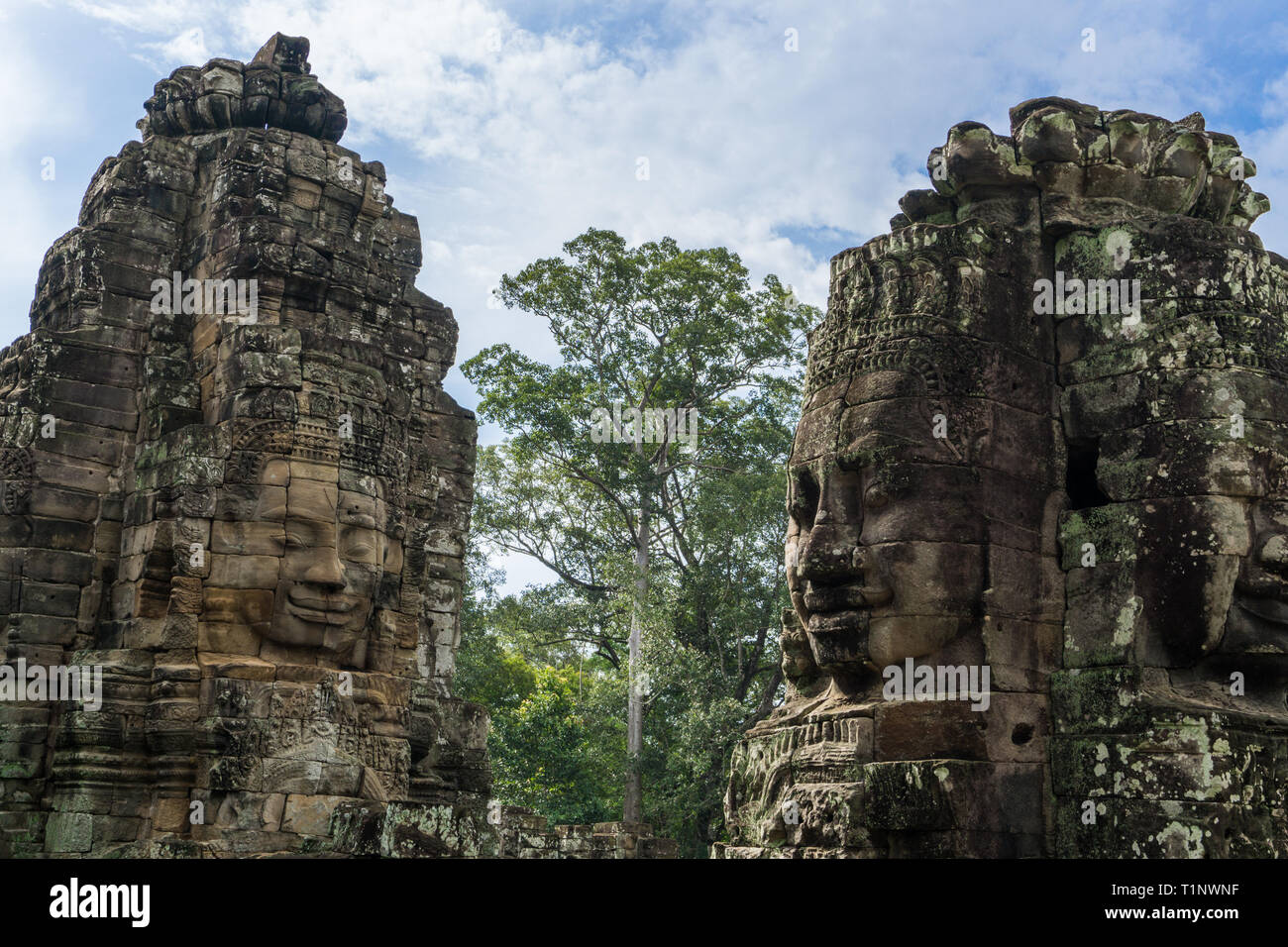 Wunderschön geschnitzten steinernen Gesichter am Bayon Tempel in Siem Reap, Kambodscha Stockfoto
