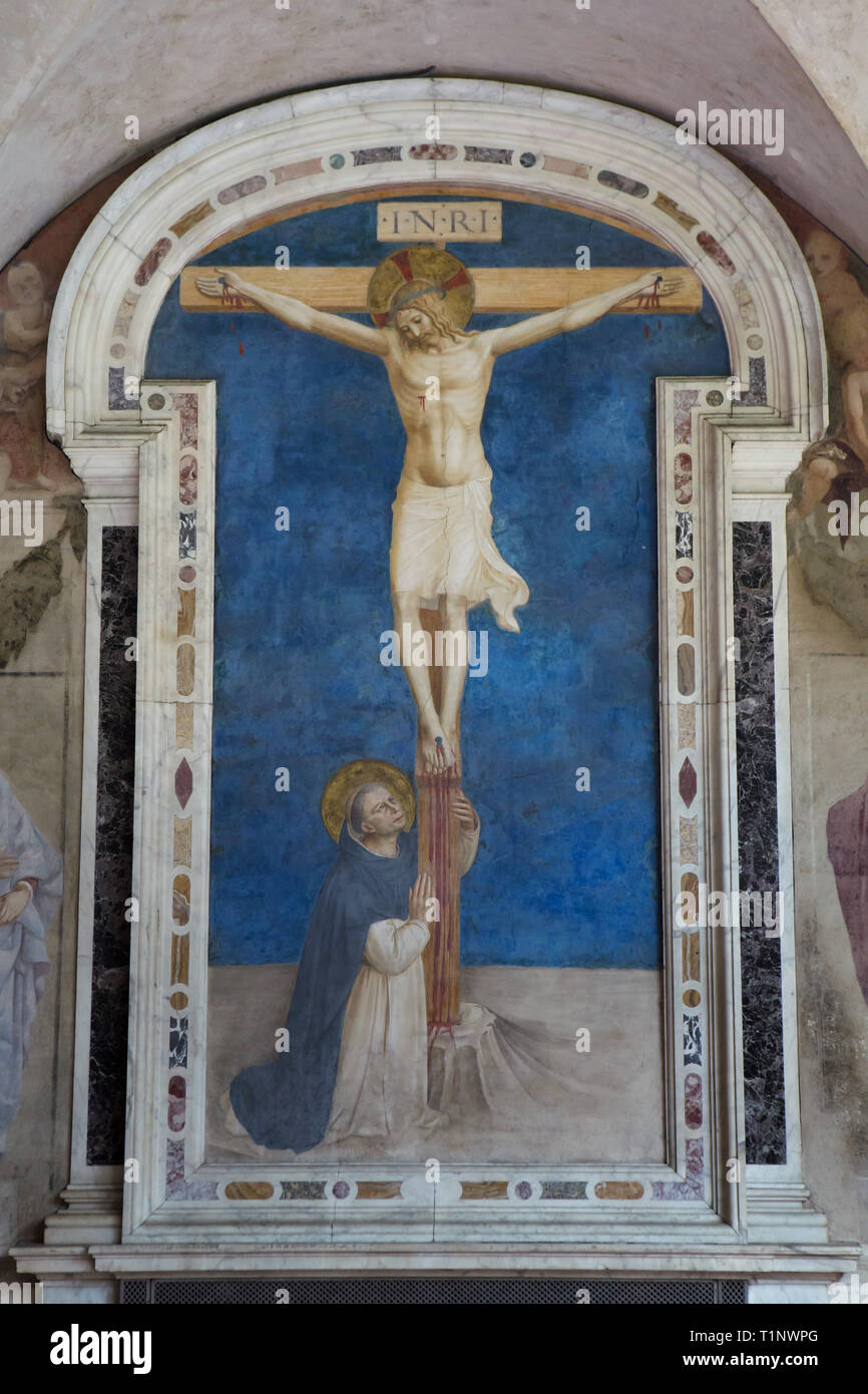 Fresko 'Saint Dominic verehren die Kreuzigung" von der italienischen Frührenaissance Maler Fra Angelico (1442-1443) in der San Marco Kloster (Convento di San Marco), nun das San Marco Museum (Museo Nazionale di San Marco) in Florenz, Toskana, Italien. Stockfoto