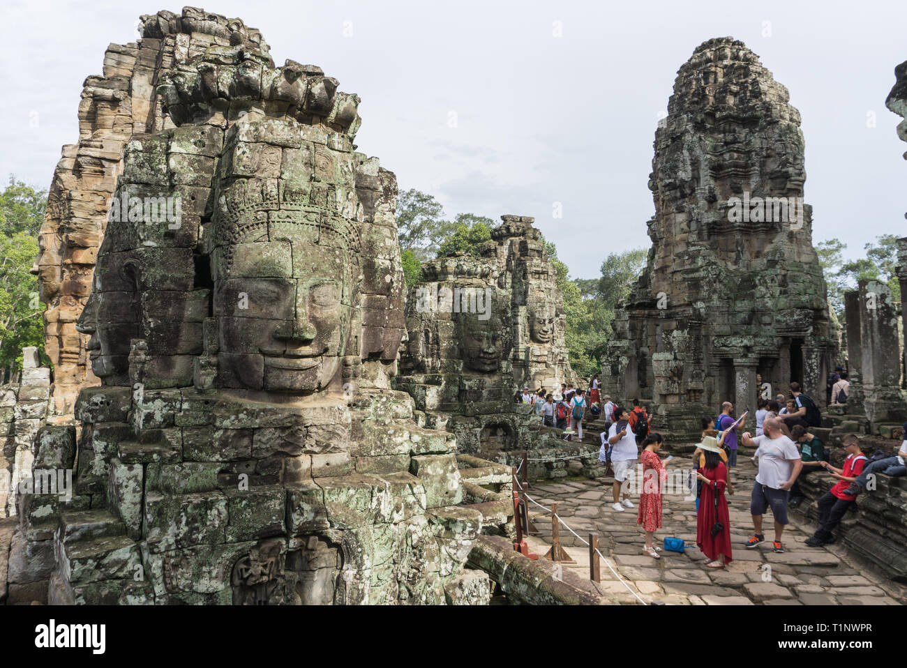 Siem Reap, Kambodscha - 21.07.2018: Touristen, die in der Bayon Tempel innerhalb des weltberühmten Angkor Wat Complex Stockfoto
