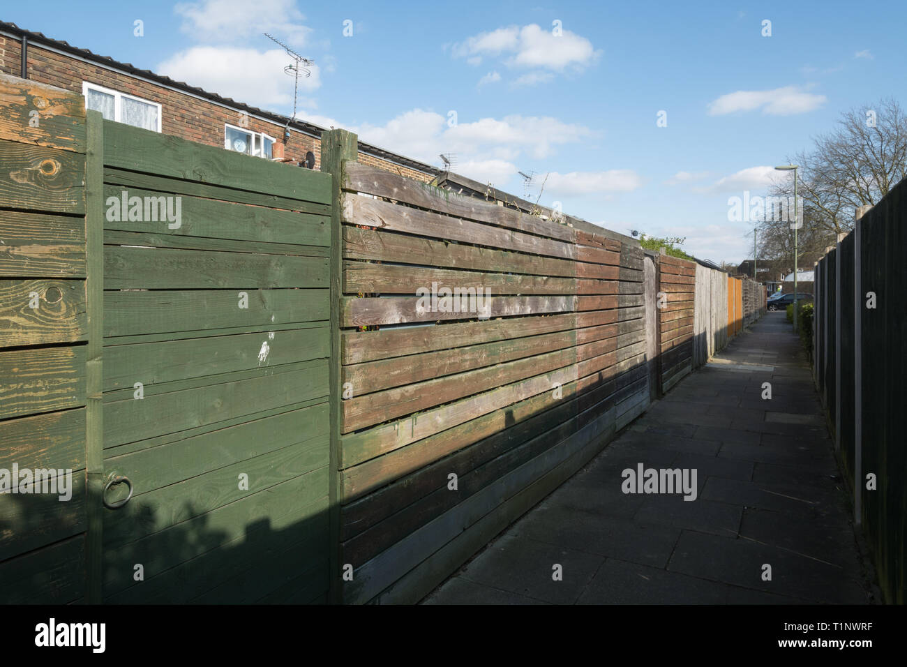 Zurück Gasse für Reihenhäuser in Popley, Basingstoke, Hampshire, UK, in den 1960er Jahren Gehäuse für die London overspill zur Verfügung zu stellen. Stockfoto