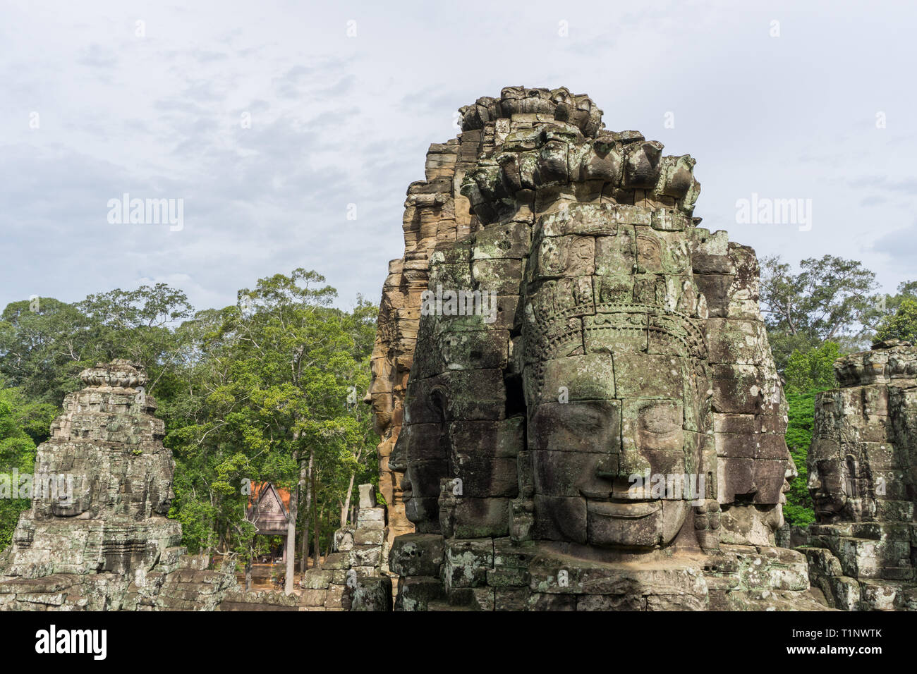 Geschnitzte Gesichter am Bayon Tempel in Kambodscha Stockfoto