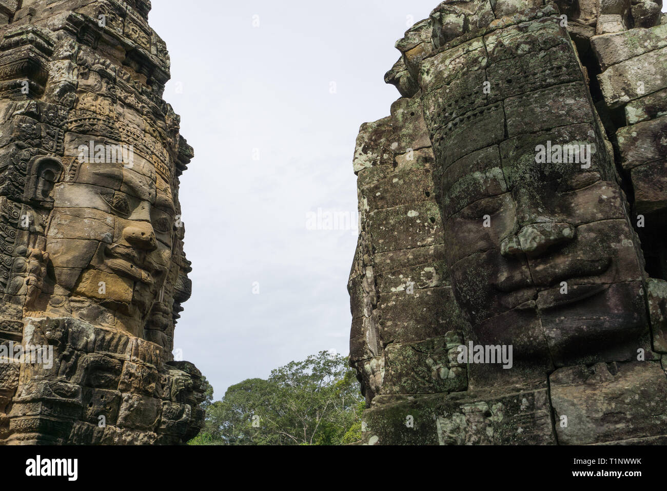 Massiven steinernen Gesichter am Bayon Tempel in Siem Reap Stockfoto