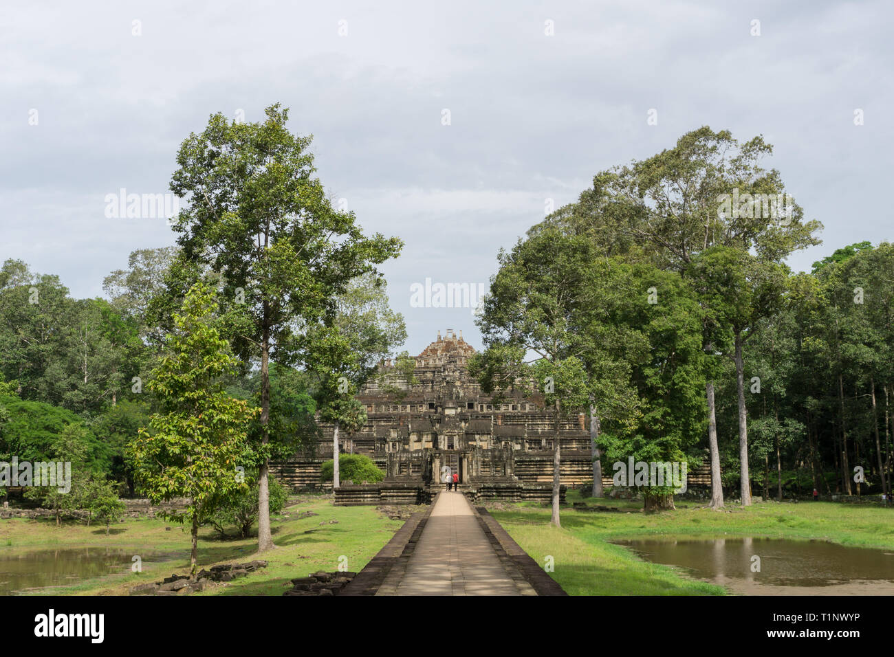Die langen Stein Gang mit dem baphuon Tempel innerhalb des Angkor Thom Komplex in der Nähe von Siem Reap, Kambodscha Stockfoto