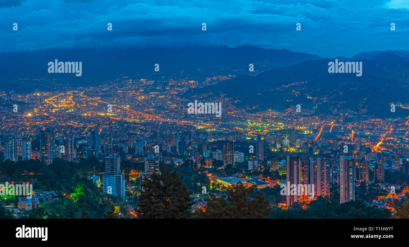 Panoramablick auf das Stadtbild von Medellin Stadt bei Nacht (blaue Stunde) in einem Tal der Anden, Kolumbien. Stockfoto