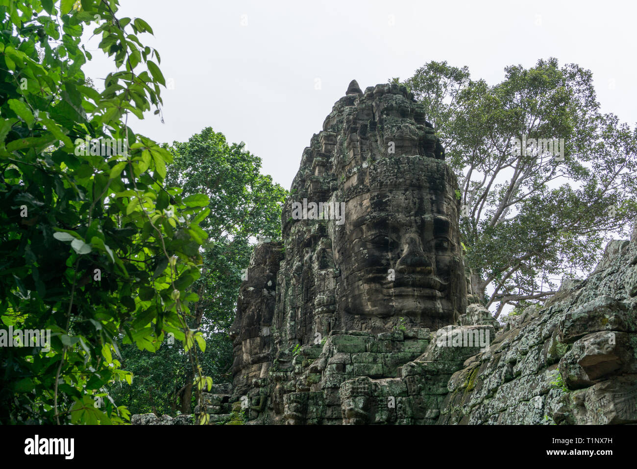 Khmer statue Verzieren eines schönen Pforte an der Angkor archäologische Stätte Stockfoto