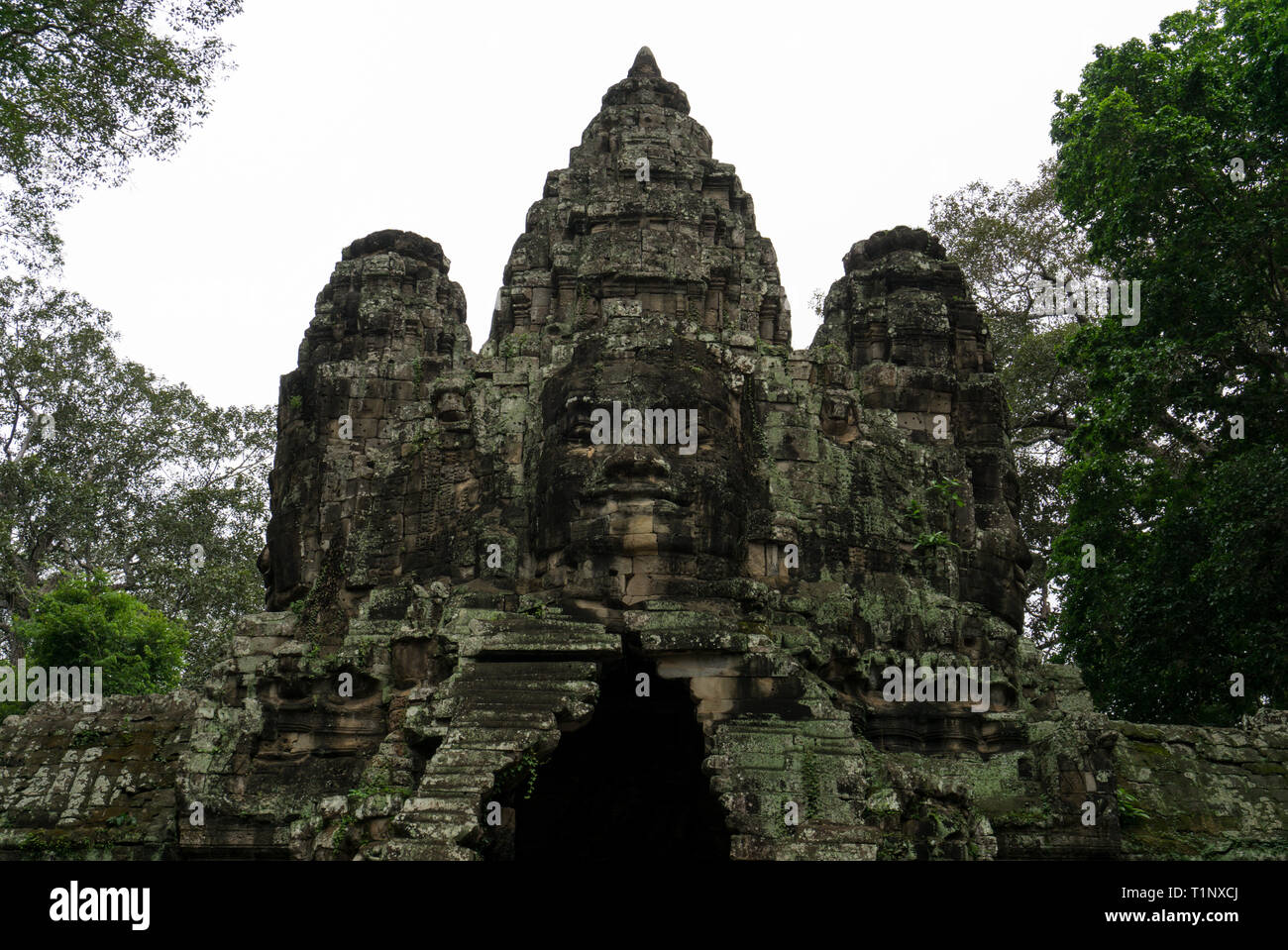 Die massive Skulpturen über ein Tor in Angkor Wat Stockfoto