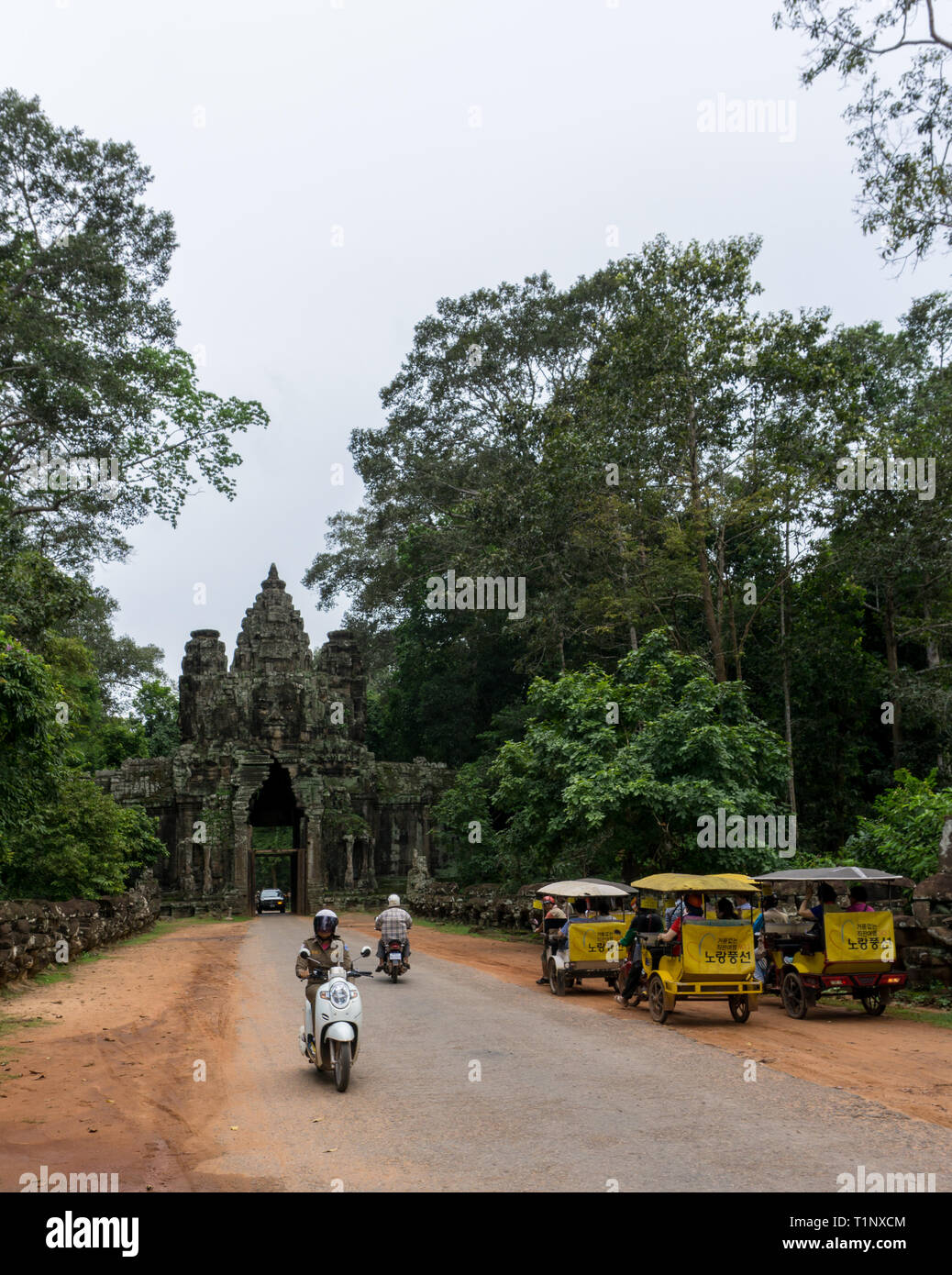 Angkor Thom, Siem Reap, Kambodscha - 21. Juli 2018: Motorroller und Tuk Tuks außerhalb der nördlichen Tor zu Angkor Thom Stockfoto