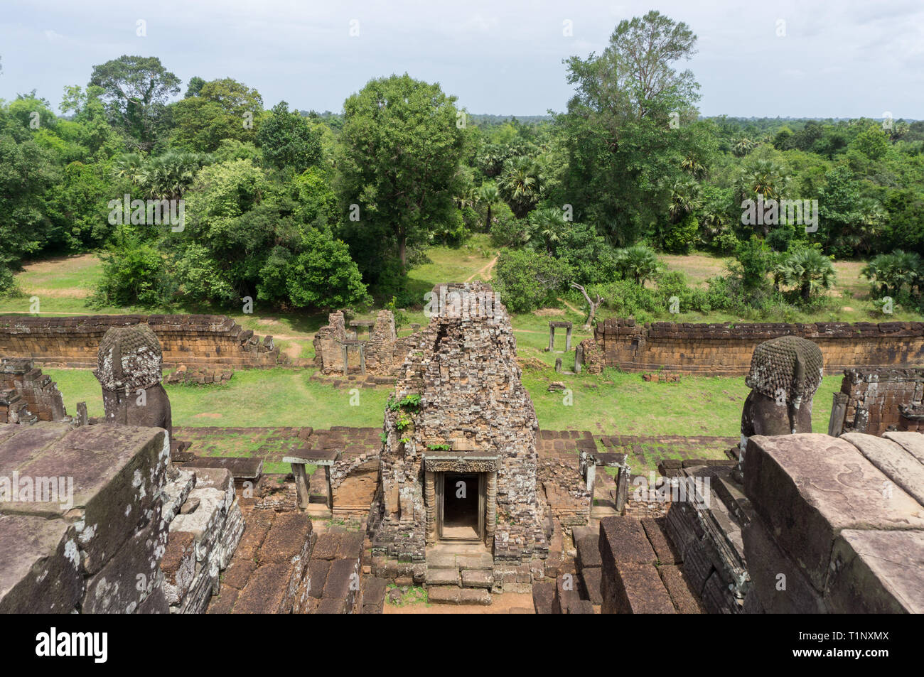 Ansicht von der Oberseite der Pre Rup Tempel auf den tropischen Regenwald, in dem sich der Angkor archäologische Stätte Stockfoto