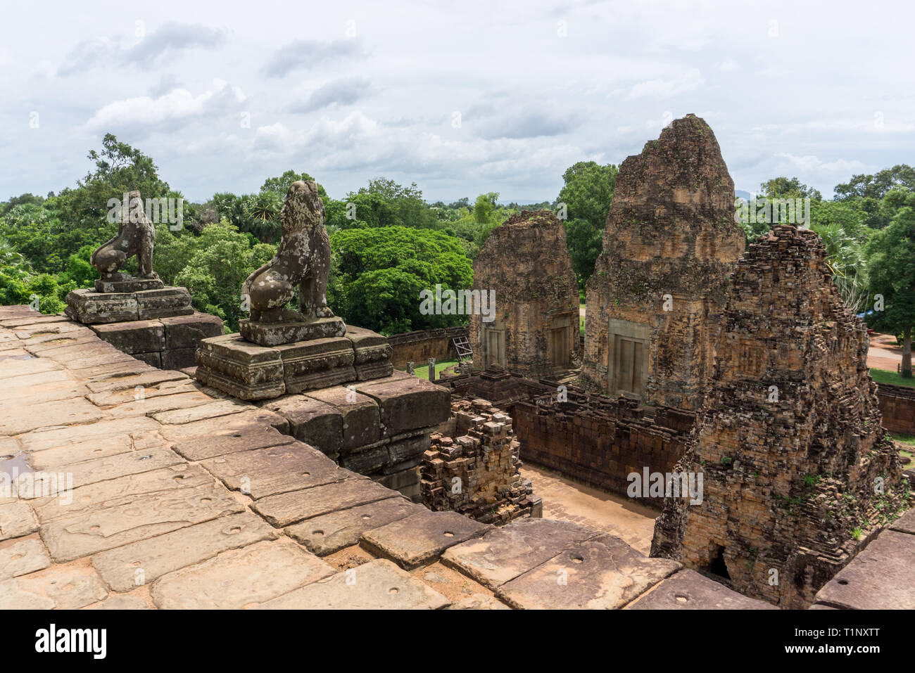 Sculpted lions Wache über den Pre Rup Tempel in der Nähe von Angkor Wat Stockfoto
