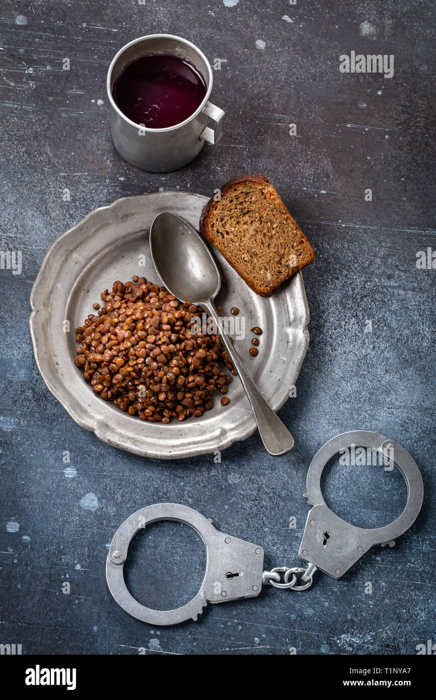 Prison Food und Handschellen oben Stockfoto