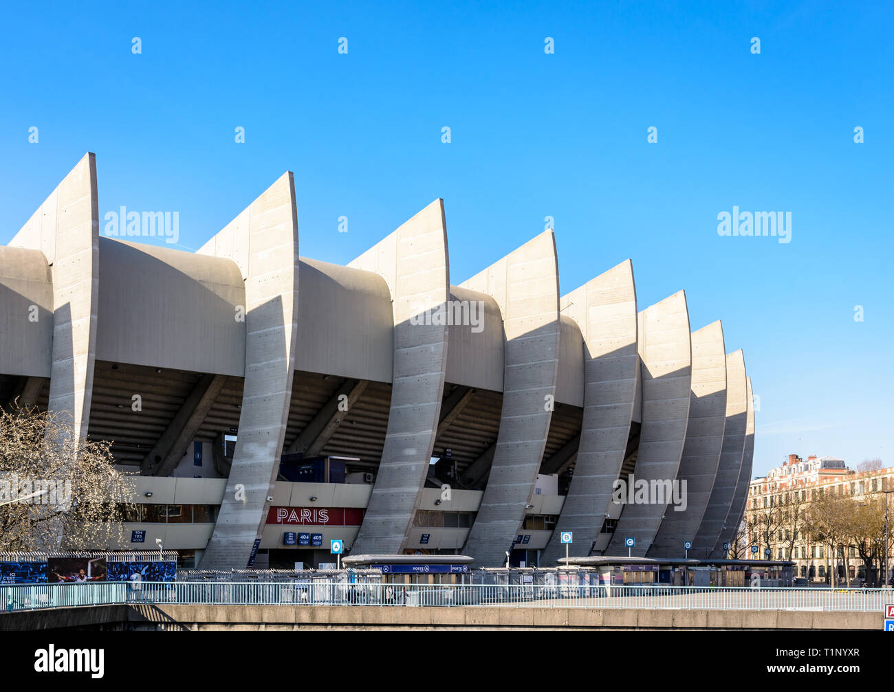 Rückseite Blick auf die 'Paris' Tribüne des Parc des Princes Stadium, 1972 erbaut und Heimstadion des Paris Saint-Germain (PSG) Football Club Stockfoto