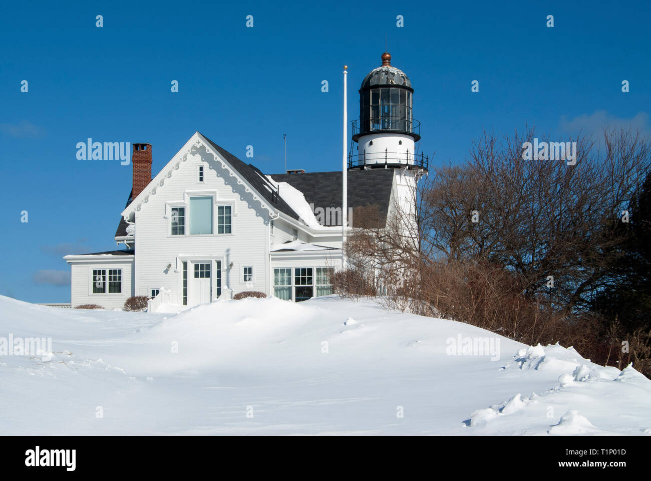 Cape Elizabeth Leuchtturm, mit den alten, abgenutzten Aufsatz wird durch Schneeverwehungen von einem vorbeifahrenden Neu-england Sturm im südlichen Maine umgeben. Stockfoto