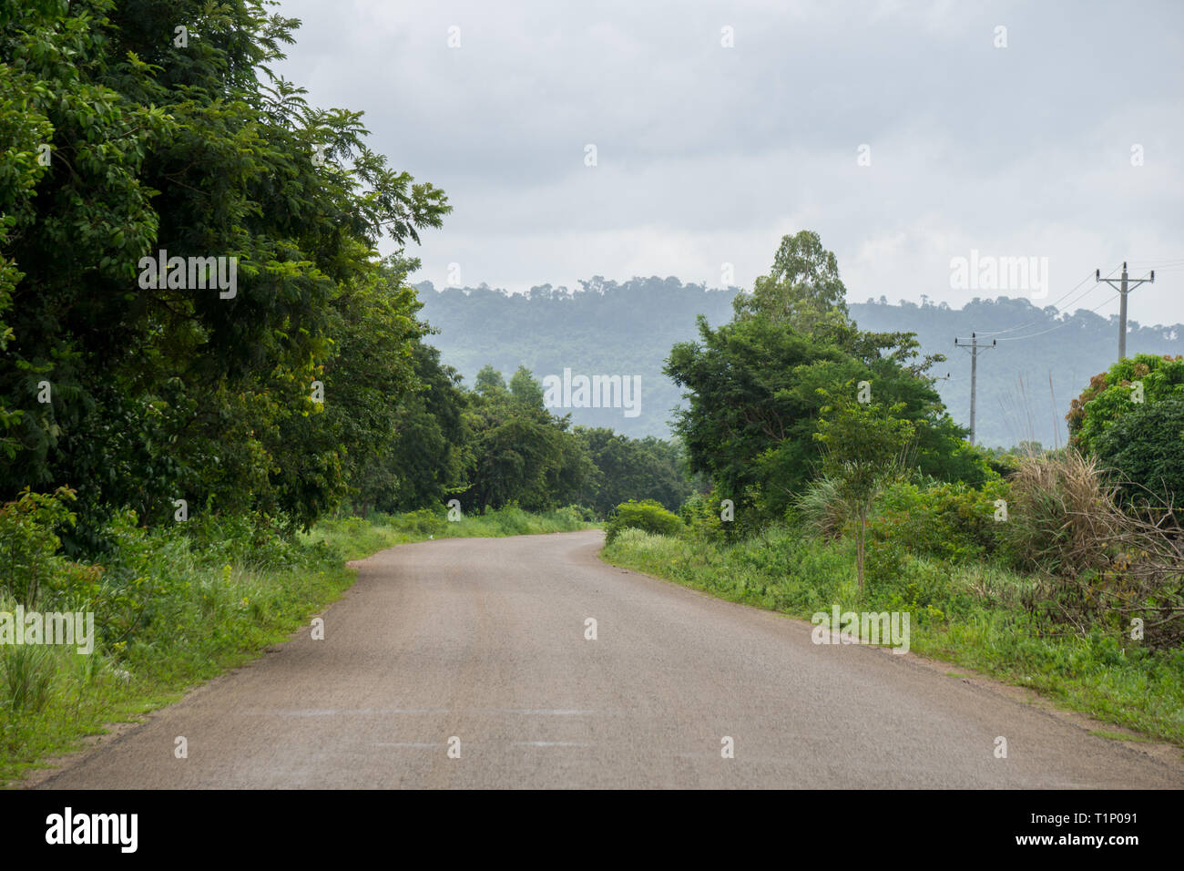 Die Straße, die zum Kulen Bergen in der Nähe von Siem Reap in Kambodscha Stockfoto