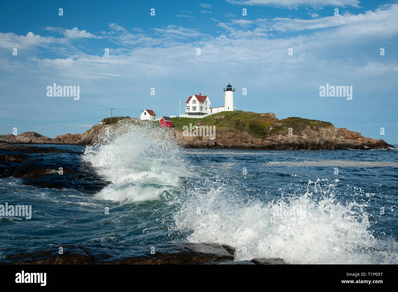 Wellen bei Flut vor Sofort startbereit (Cape Neddick) Leuchtturm an einem warmen Sommertag in Maine. Stockfoto