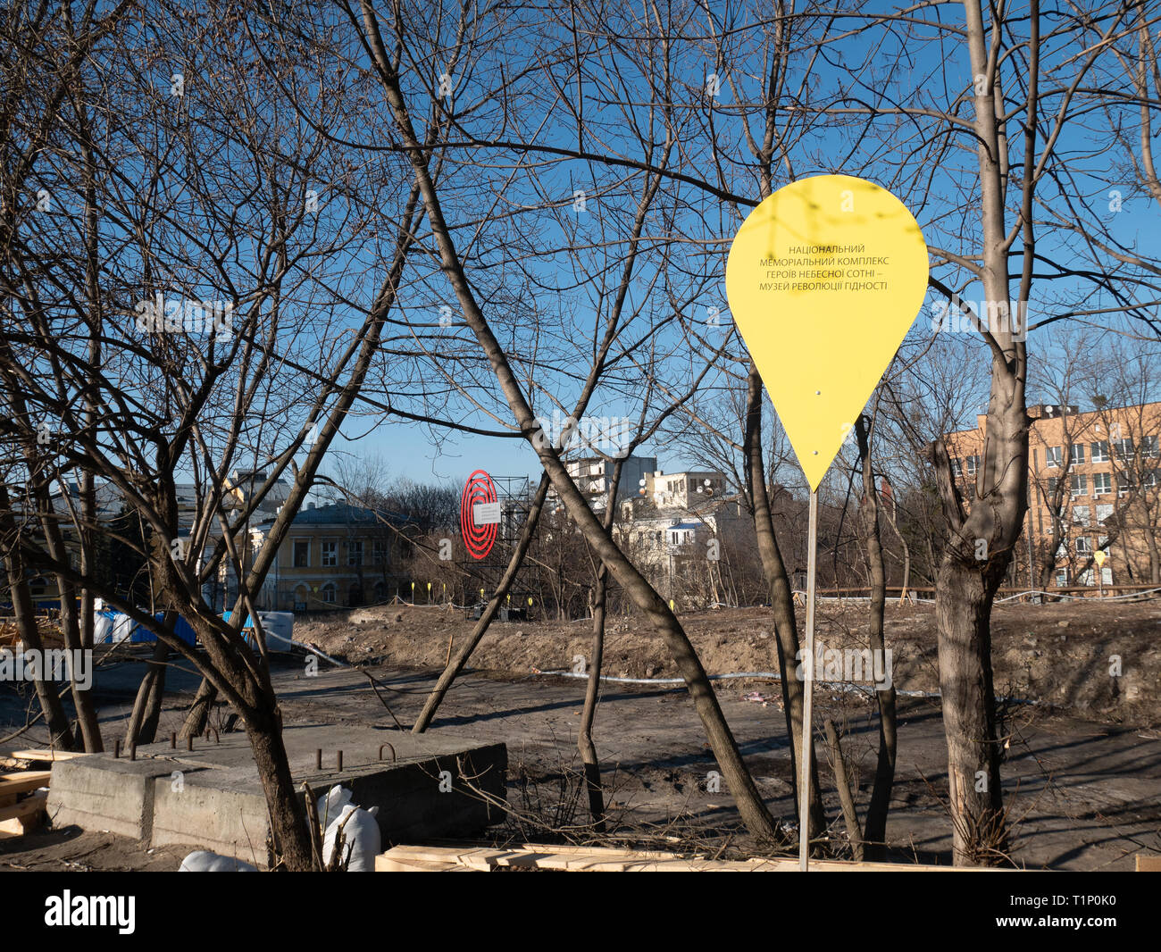 Kiew, Ukraine - MÄRZ 13, 2019: Baustelle gelbes Schild mit Inschrift Denkmal des Himmlischen 100 Speicher von würde Revolution in Kiew Stockfoto