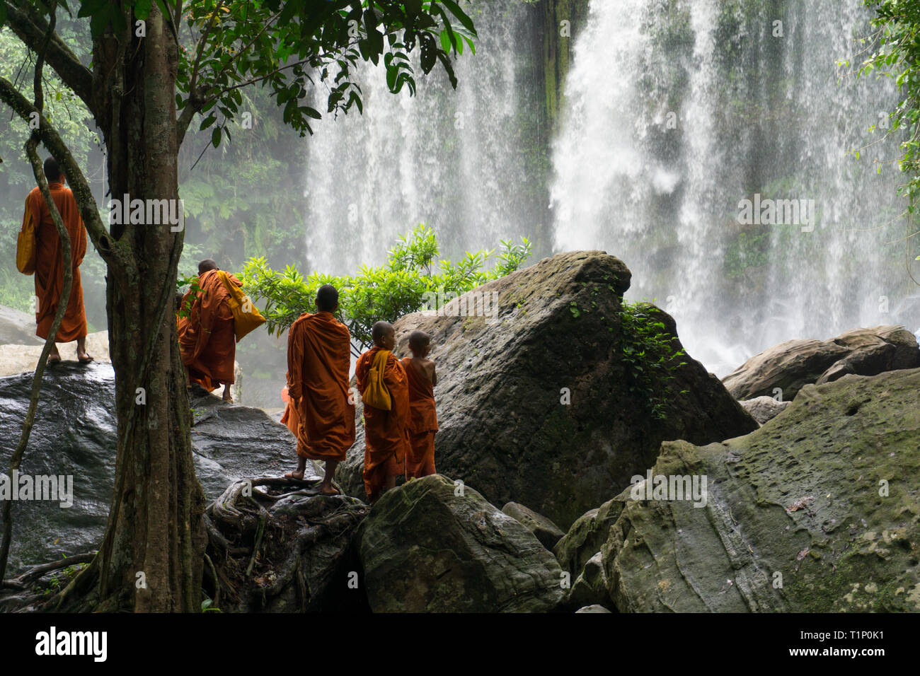 Eine Gruppe Junge buddhistische Mönche, die in der Fleischwurst Wasserfälle in der Nähe von Siem Reap in Kambodscha Stockfoto