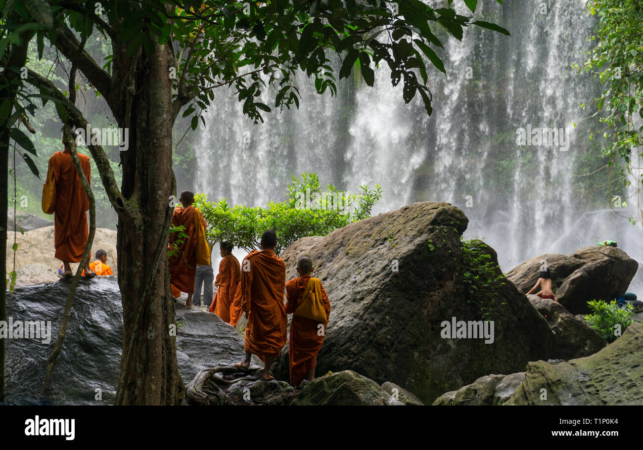 Junge Mönche auf einen Tagesausflug zu den Wasserfall Stockfoto
