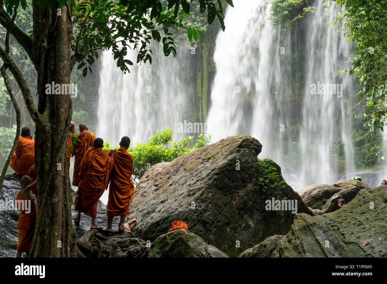 Gruppe Junge buddhistische Mönche genießt die Aussicht von Kulen Wasserfall in Kambodscha Stockfoto