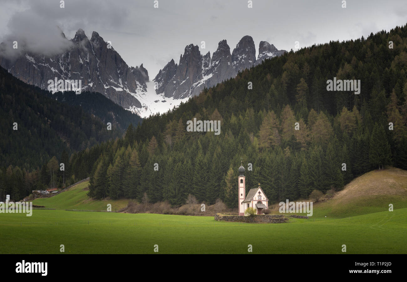 Schöne Kirche des hl. Johannes von Nepomuk (chiesetta di San Giovanni) in Ranui, Val di Funes, Dolomiten, Italien Stockfoto